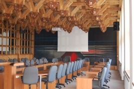 Jurgitos Čeponytės-Sušinskienės nuotraukoje: savivaldybės salė jau laukia Konstitucijos egzamino dalyvių